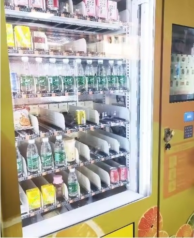 Porta di isolamento brevettata e elenco digitale in distributore automatico per durabilità e comodità