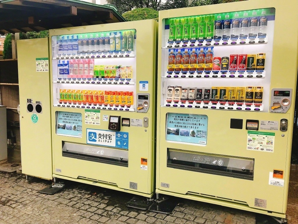 Macchine automatiche per centri commerciali che offrono una vasta gamma di dolci