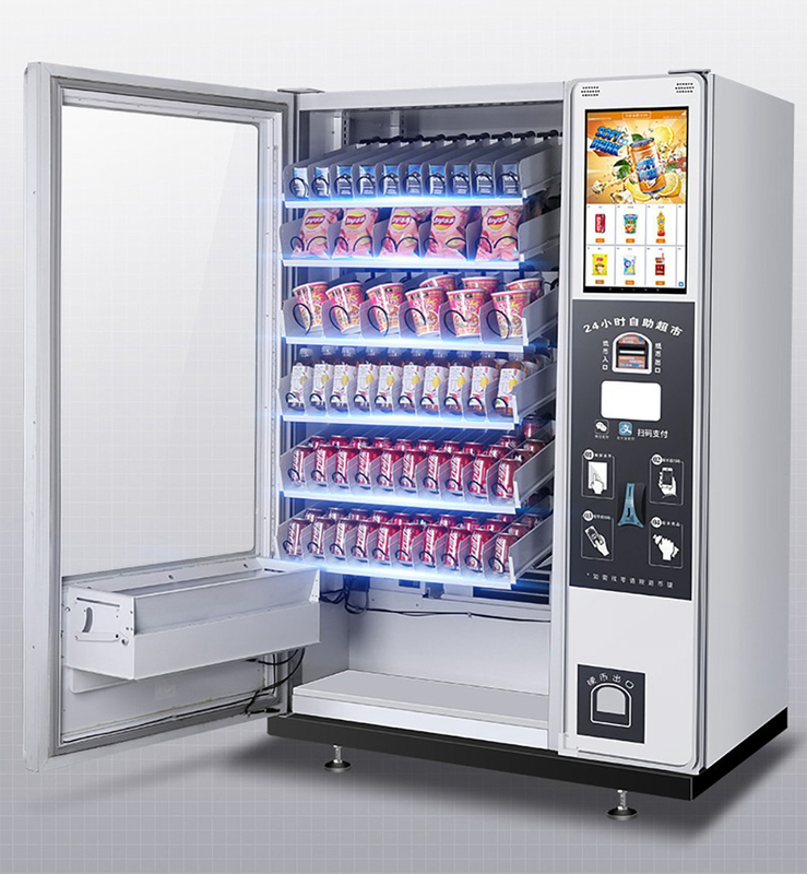Autovenditori per aeroporti che offrono snack e bevande.