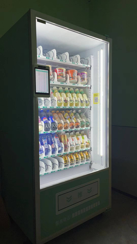 Autovenditori per aeroporti che offrono snack e bevande.