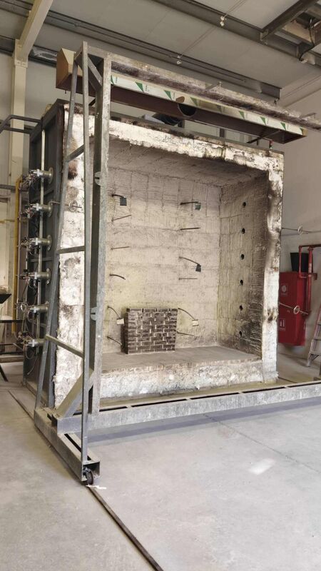Forno di prova di resistenza al fuoco verticale conforme alla norma ISO 834 a temperatura di 1200 °C e costruzione modulare