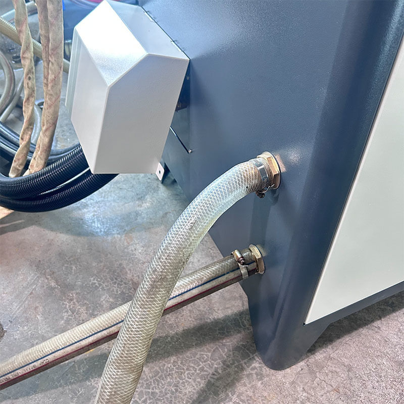 Riscaldatore a induzione ad alta frequenza professionale da 100 kW per la linea di saldatura longitudinale di tubi in acciaio CE
